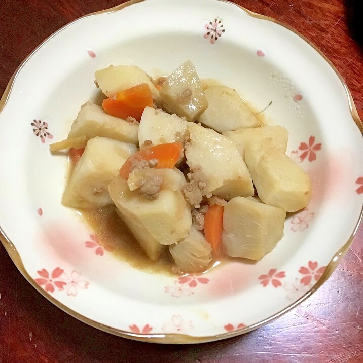 里芋のそぼろ煮。